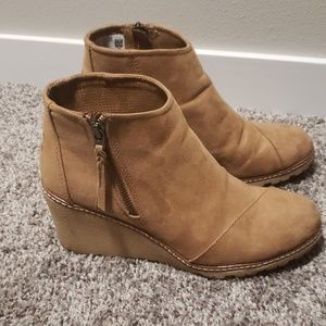 Tom's wedge boot